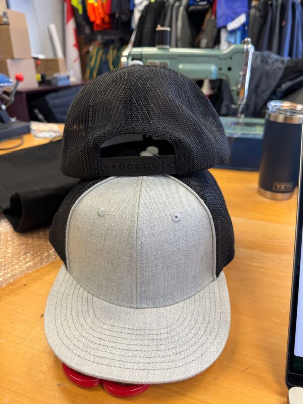 Two-tone Plain Mesh Cap - Image 2